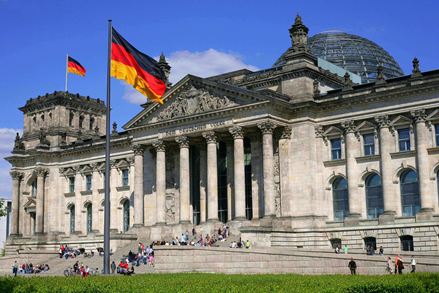 De Reichstag in Berlijn met een gevel van Deutmannsdorf zandsteen