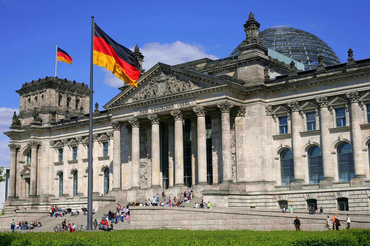 De Reichstag in Berlijn met een gevel van Deutmannsdorf zandsteen