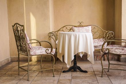 Elegante zithoek in Franse stijl met lichtgekleurde natuurstenen vloeren