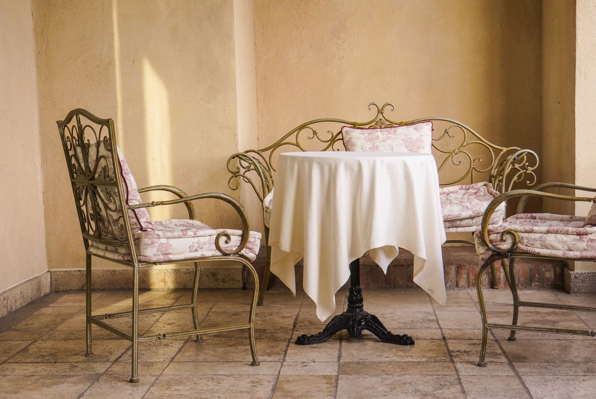 Elegante zithoek in Franse stijl met lichtgekleurde natuurstenen vloeren