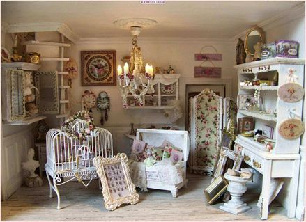 Kamer met veel meubels in Franse stijl