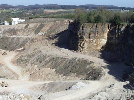 De groeve vanuit vogelperspectief op een zonnige dag