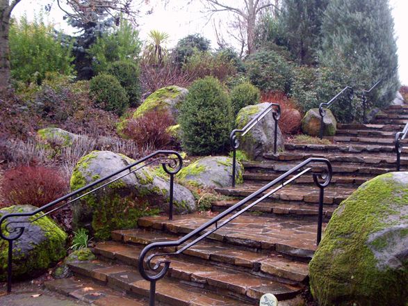 Trap van rode leisteen in een mediterrane tuin
