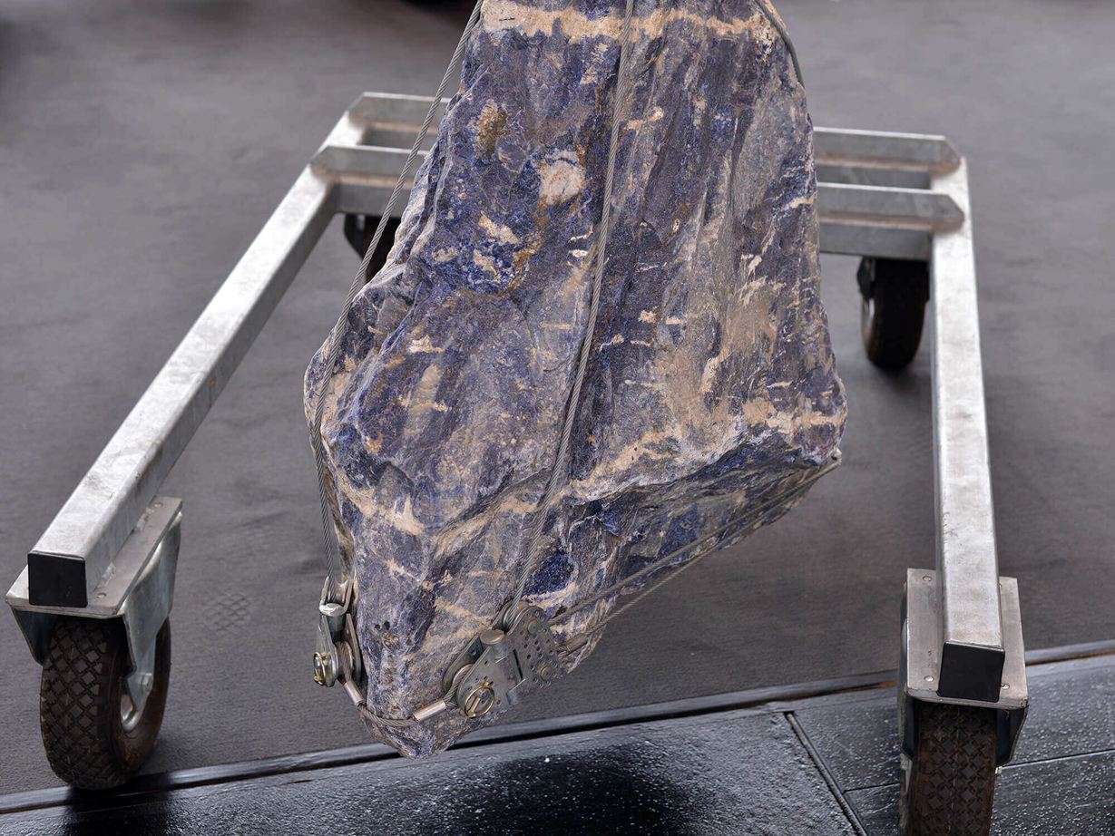 Natuursteen op een trolley