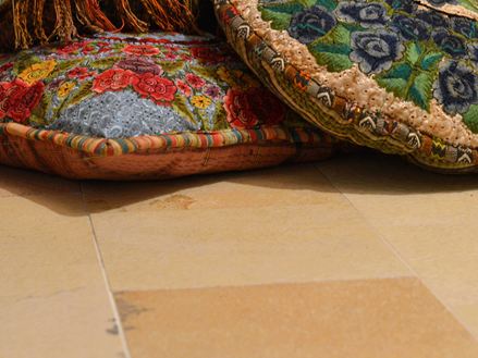 Beige Solnhofer platen met kleurrijke zitkussens