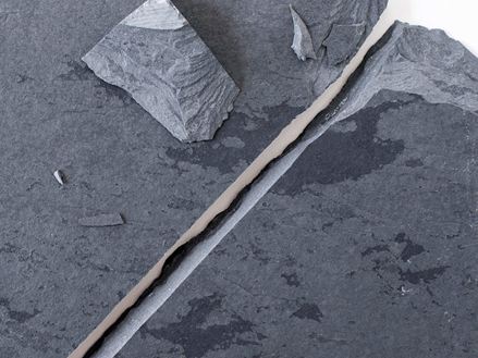 Gebroken rand van natuursteen na het leggen