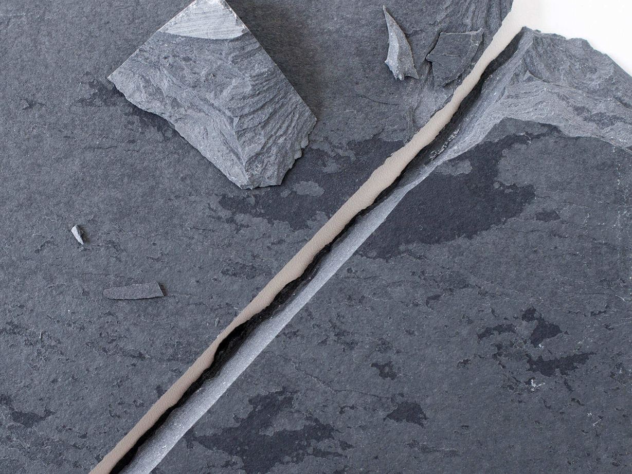 Gebroken rand van natuursteen na het leggen