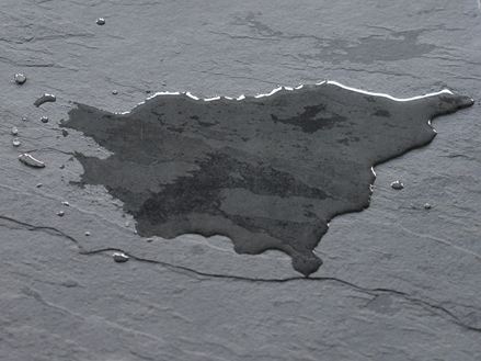 Donkere leistenen tegel met plas water