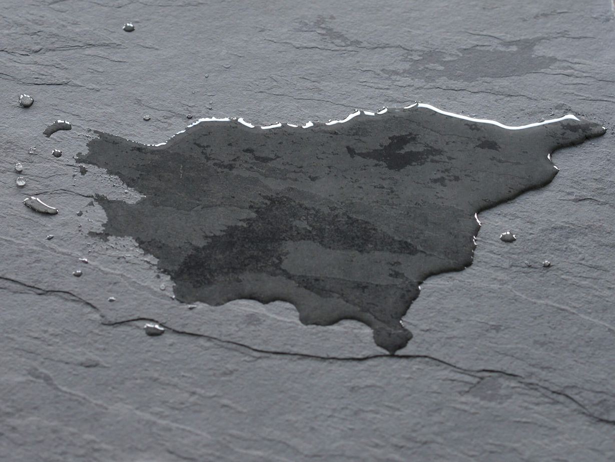 Donkere leistenen tegel met plas water