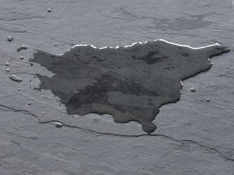 Donkere leistenen tegel met plas water