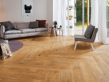 id1250 woonkamer met uitzicht op de tuin vloerbedekking houteffect tegels urban honey