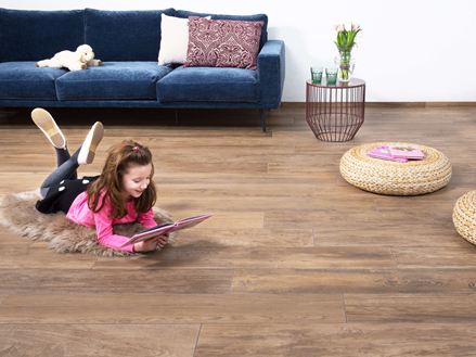 Woonkamer met Urban Caramel keramische tegels