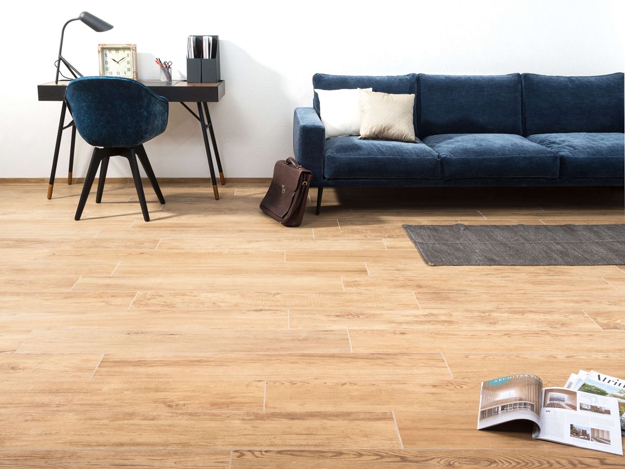 Woonkamer met Urban Honey porcellanato tegels