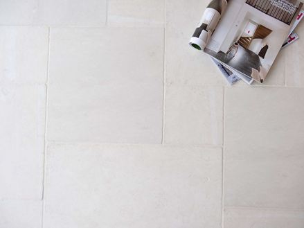 Tegels van kalksteen Donau, vooraanzicht met decoratie