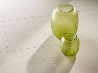 Miros tegels, geborsteld, zijmontage met twee groene vazen