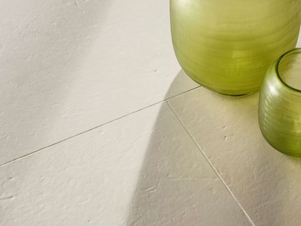 Miros tegels geborsteld met twee groene decoratieve vazen