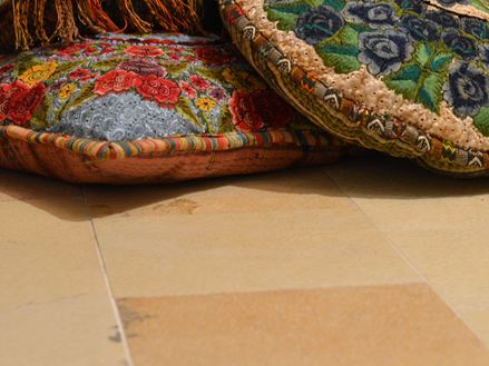 Beige Solnhofer platen met kleurrijke zitkussens