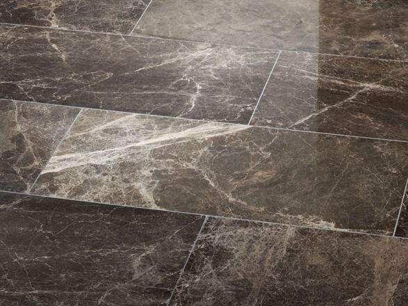 Emperador donkere marmeren tegels zijwaartse hoek