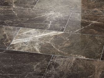 Emperador donkere marmeren tegels zijwaartse hoek