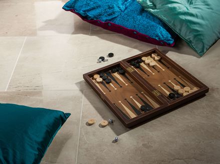 Royal Cream gepolijste tegels met backgammon en 3 kussens