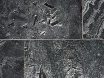 Zilvergrijze tegels, close-up van voegen