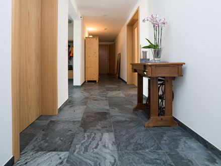 Quartzite Silver Grey tegels in de gang
