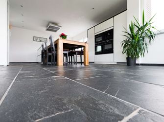 Kikkerperspectief op zwarte rustieke leisteenvloer