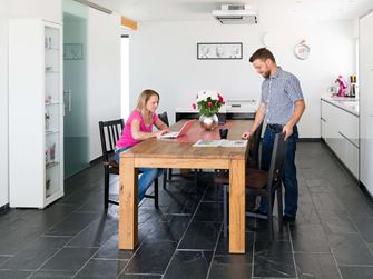 Keuken met zwarte rustieke leistenen vloer