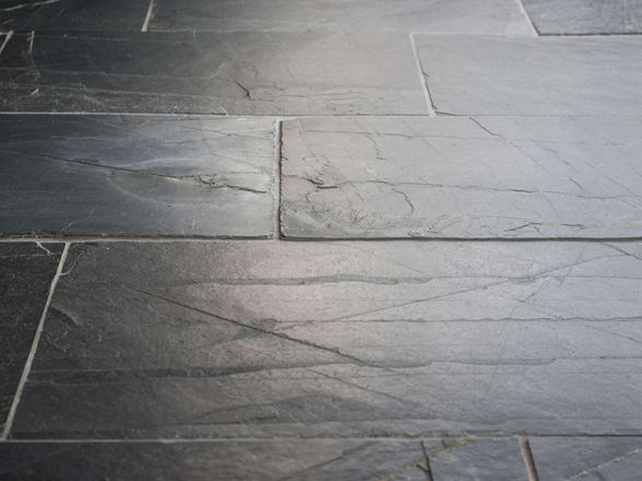 Gelegde leistenen vloer tegen het licht