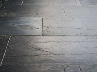 Gelegde leistenen vloer tegen het licht