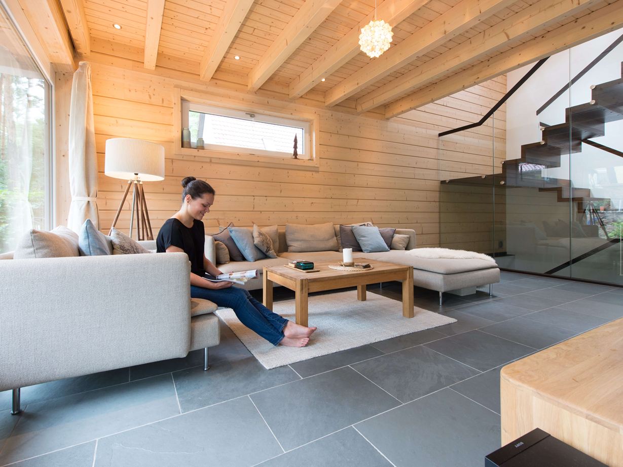 Vrouw in de woonkamer met Grey Slate leisteen tegels