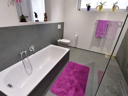 Grijze tegels gelegd in een badkamer