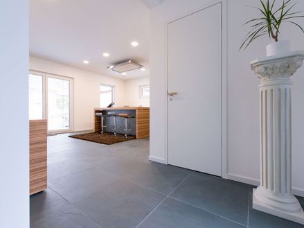 Tegels van grijze leisteen in de entree