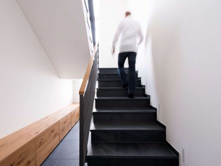 Leisteen tegels op trap met persoon