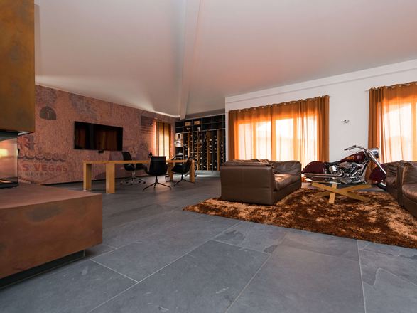 Klant- en werkruimte met bruin meubilair en Mustang leisteen tegelvloer