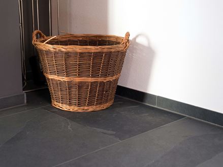 Rieten mand op leistenen tegels Mustang