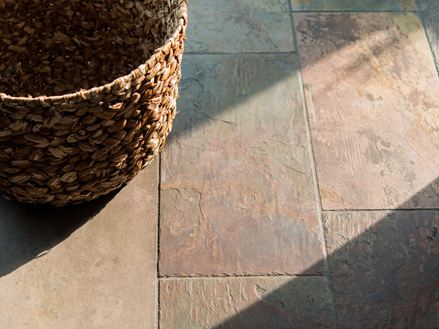 Leisteen tegels, close-up met rieten mandje
