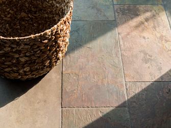 Leisteen tegels, close-up met rieten mandje