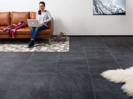 Woonkamer met tegels in leisteenlook