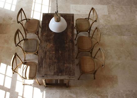 Rustieke eettafel op Classic Light travertin