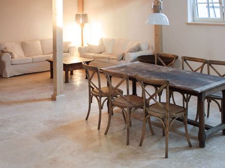 Rustieke woonkamer met Classic Light travertin tegels