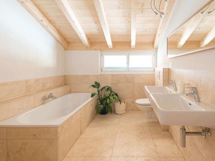 Klassieke lichte tegels in een badkamer met ligbad