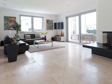 Klassieke travertin tegels in de woonkamer