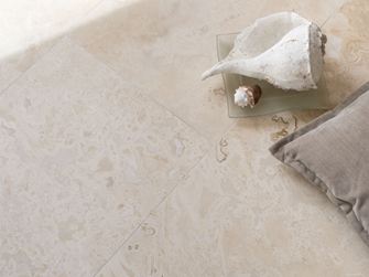 Klassieke travertin tegels met schelpdecoratie