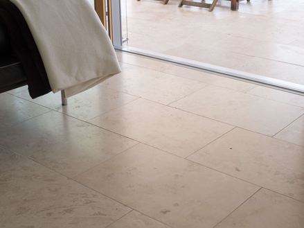 Overgang naar het terras met travertin tegels