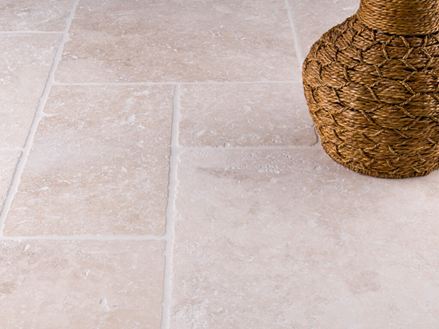 Lichte tegels, getrommeld met rotan vaas