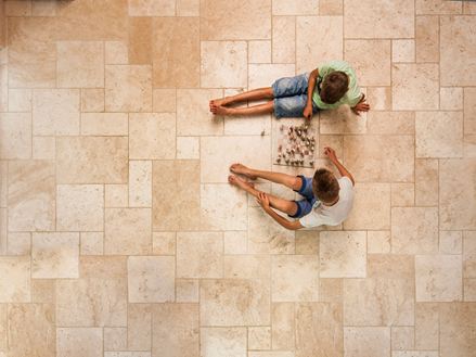 Travertin schieten, jongens schaken