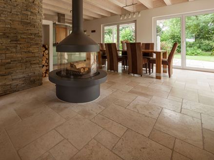 Travertin, woonkamer met open haard