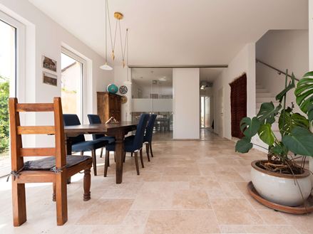 Eetkamertafel op travertin medium tegels