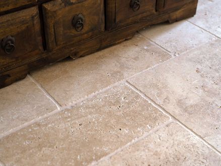 Rustieke meubels op travertin medium